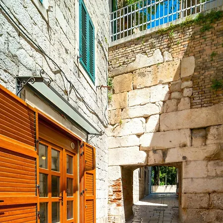 Luxe Diocletian Stones Centre Split