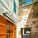 Luxe Diocletian Stones Centre Split