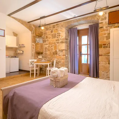 Luxe Diocletian Stones Centre Split