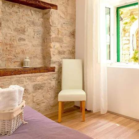 Luxe Diocletian Stones Centre Split