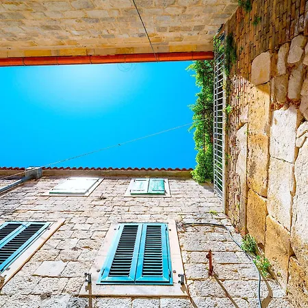 Luxe Diocletian Stones Centre *